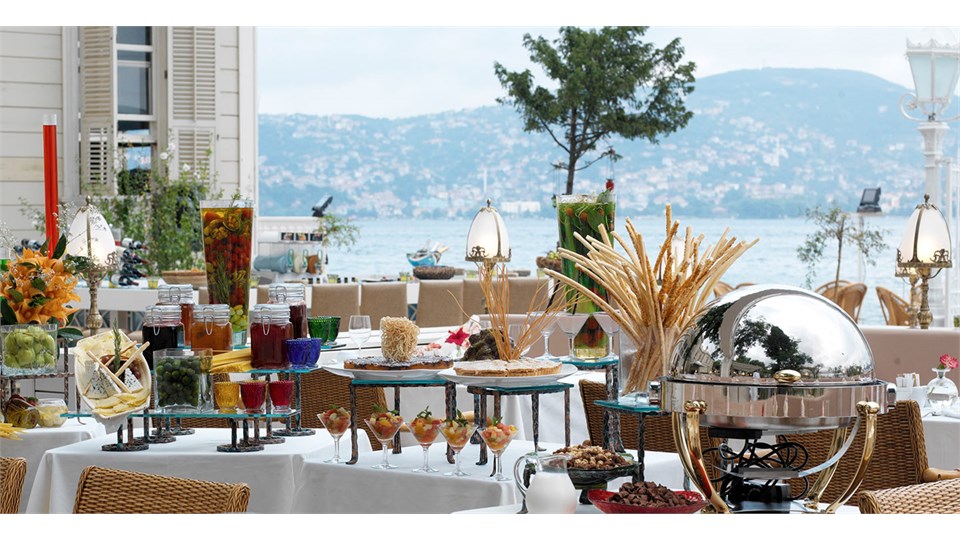 Yalıda Caz Eşliğinde Anneler Günü Brunchı: Neşet Ruacan & Ece Göksu